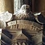 Dans la première travée du porche, les chapiteaux des piliers sont ornés de représentations du tétramorphe, c’est à dire des quatre êtres associés traditionnellement aux quatre Évangélistes. Ici, l'aigle (Jean).  